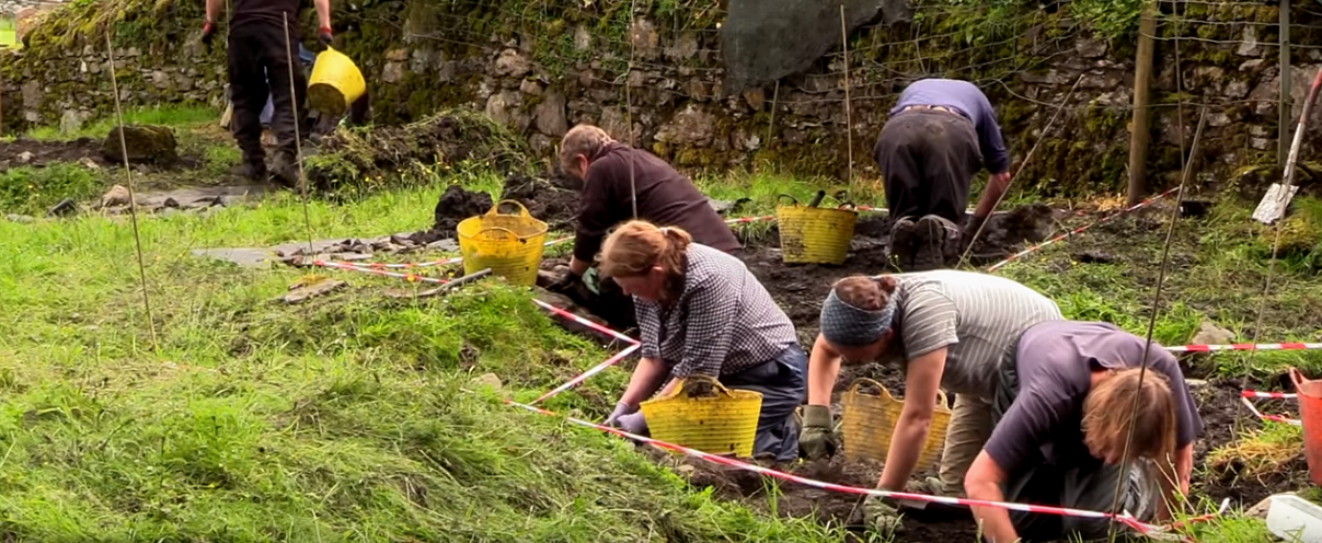 People digging