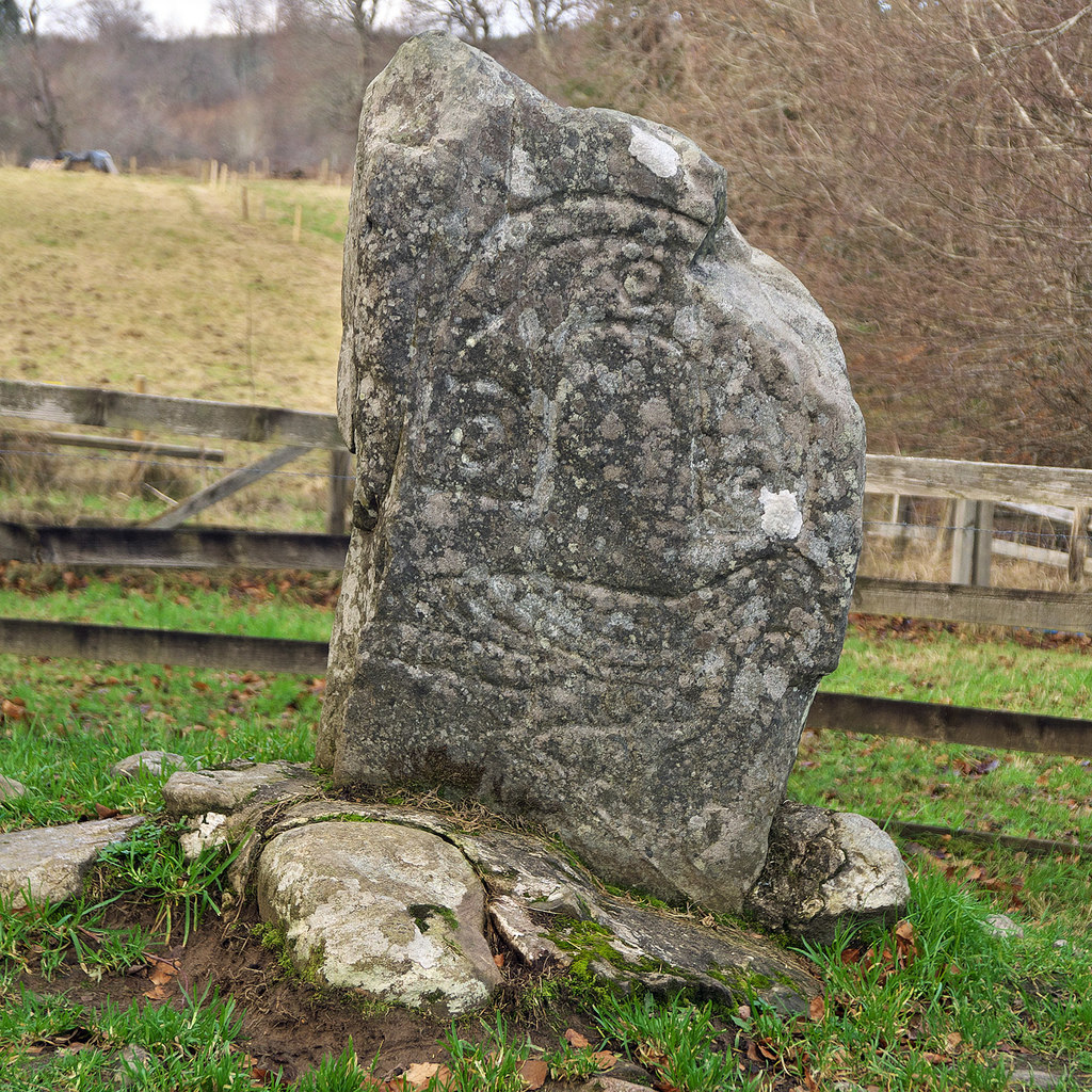 cc-by-sa/2.0 – The Eagle Stone, Strathpeffer by Julian Paren – geograph.org.uk/p/5244130