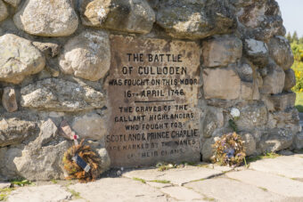 Photo of a plaque with writing on it commemorating soldiers who fell at the battle of culloden