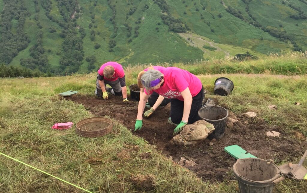 TÒRR A BHARRACHD NA DÌREACH CLADHACH: A’ GABHAIL PÀIRT ANN AN ARC-EÒLAS COIMHEARSNACHD ANN AN ALBA (GHÀIDHLIG)