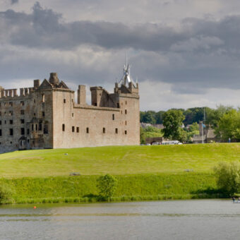 This is an image showcasing the beautiful landscape surrounding the Linlithgow Palace in Scotland.