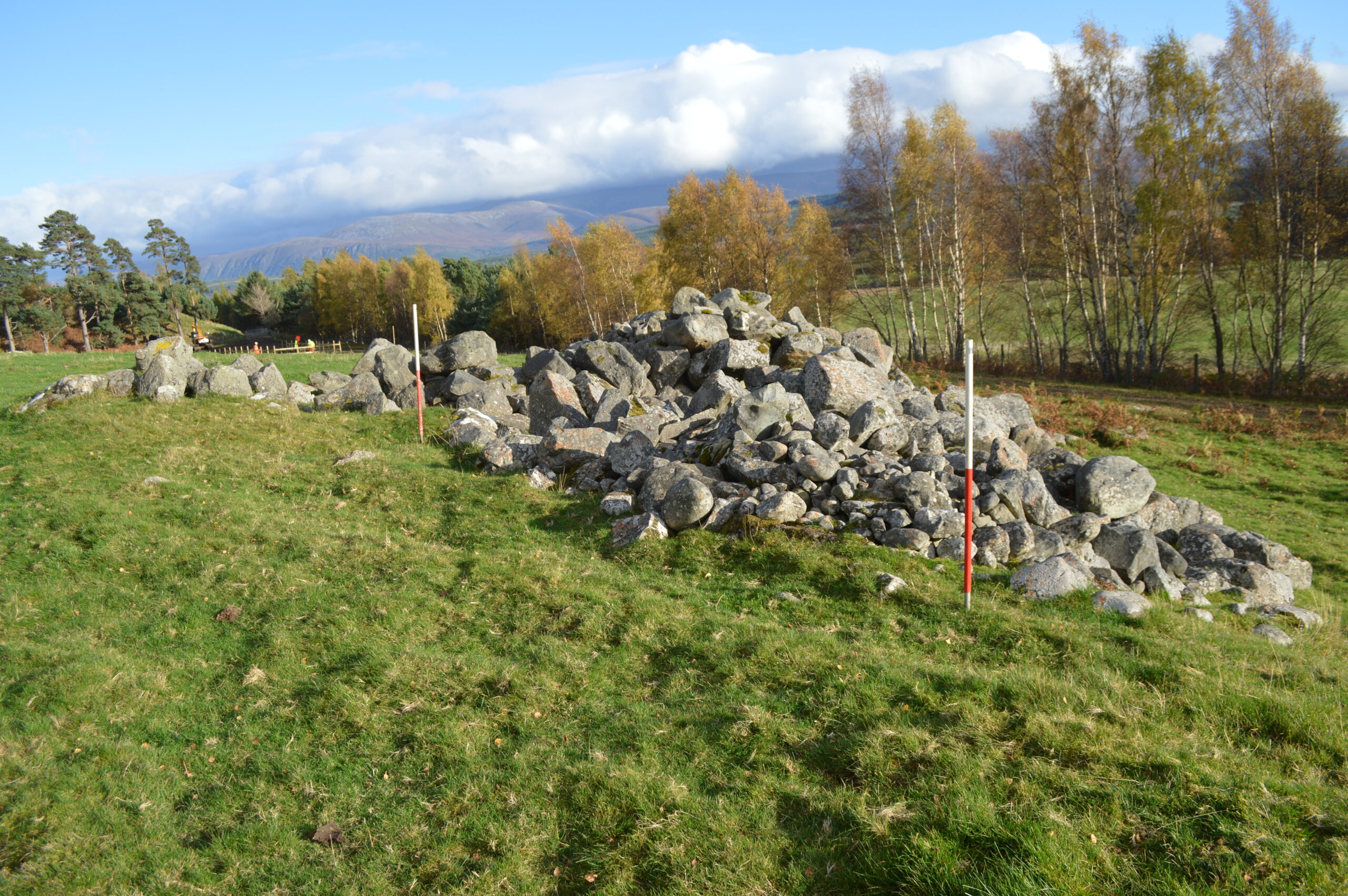 Photo of a loose stone structure in a field in the Highlands of Scotland