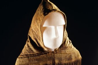 Hood of woollen fabric with a knotted fringe