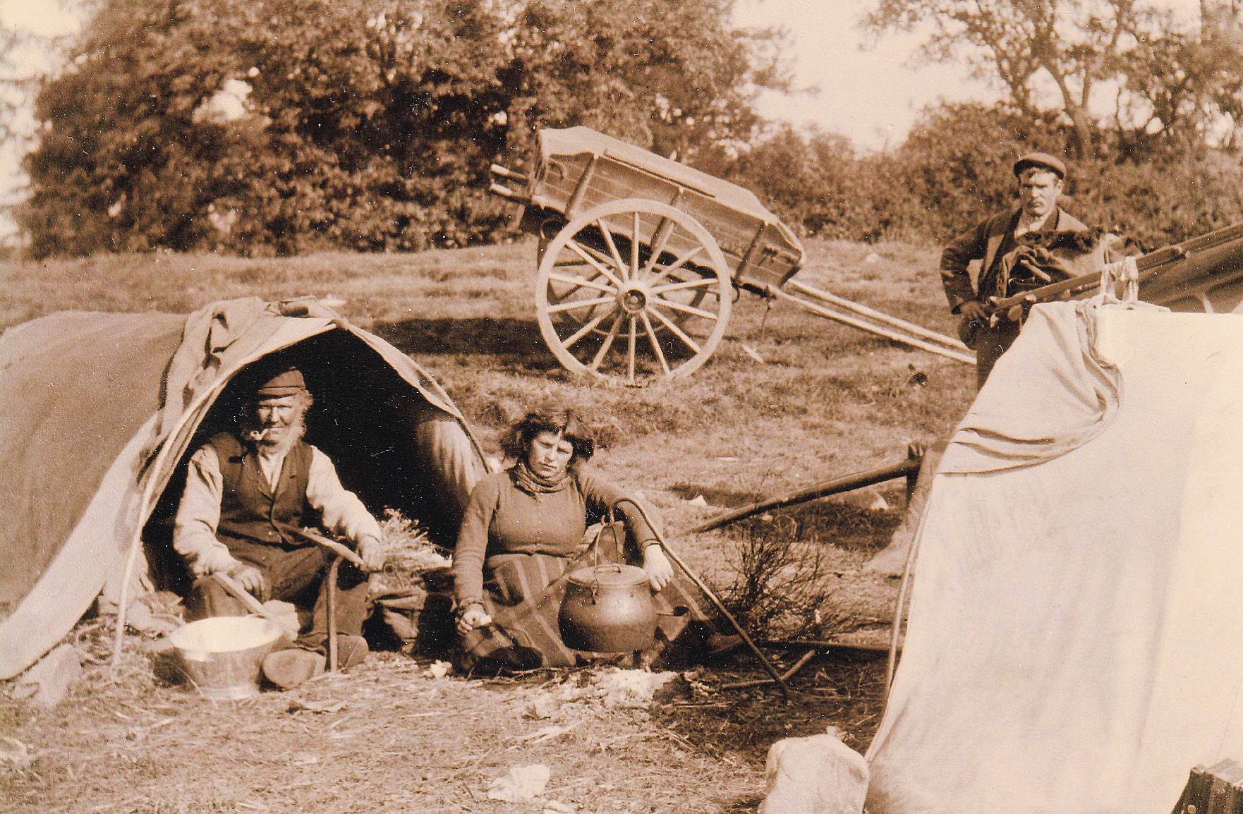 Black and white photo of a Gypsy/Traveller family and their wagons